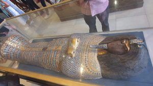 мумии и фараони в музея в Кайро